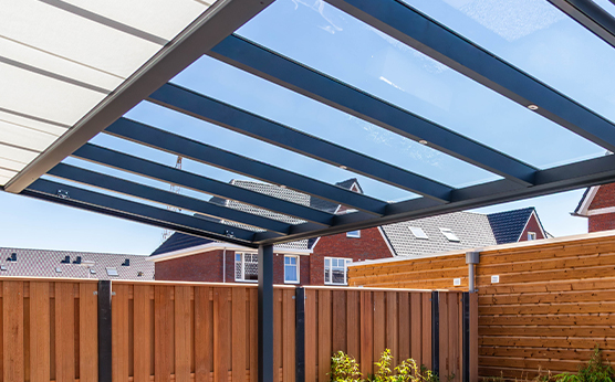Onderdakzonwering onder overkapping met glazen dak – Van Beem Buitenleven