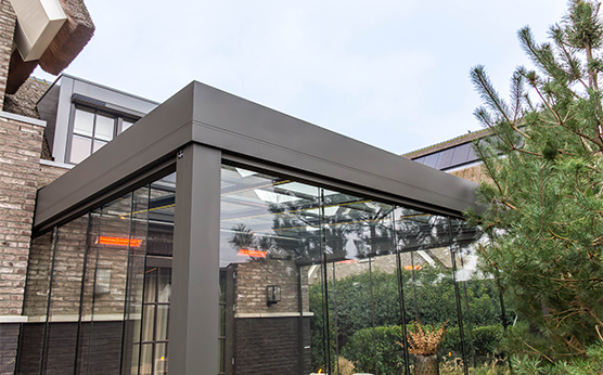 Overkapping met glazen schuifdak, glasschuifwanden en onderdakzonwering – Van Beem Buitenleven