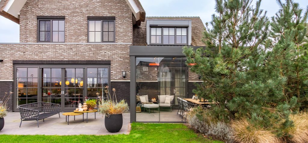 Overkapping met glasschuifwanden, glazen schuifdak, LED-verlichting, onderdakzonwering en heaters – Van Beem Buitenleven
