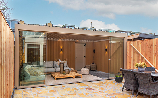 Renson Algarve overkapping met lamellendak, heater en glasschuifwanden – Van Beem Buitenleven