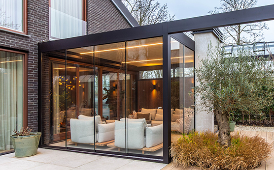 Renson Algarve lamellenoverkapping met glazen schuifwanden – Van Beem Buitenleven