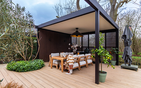Renson Algarve overkapping met canvas dak en louvrepanelen – Van Beem Buitenleven