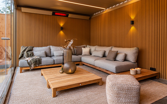 SUNS Portofino loungeset in Renson Algarve overkapping met lamellendak en glasschuifwanden – Van Beem Buitenleven