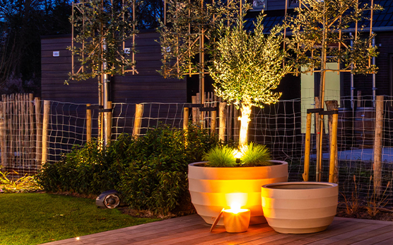 Van Beem plantenpotten op vlonder naast zwembad – stijlvolle buitenpotten – Van Beem Buitenleven