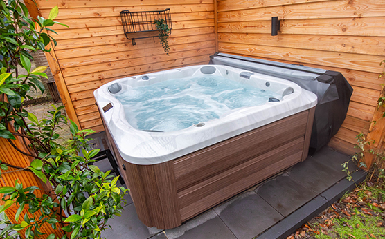 Jacuzzi spa in luxe tuin – ultieme ontspanning – Van Beem Buitenleven