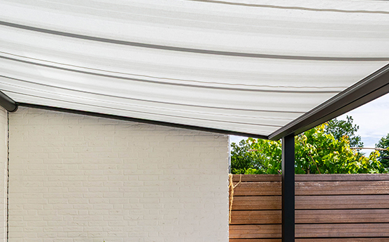 Markilux onderdakzonwering in overkapping met glazen dak – zonwering op maat – Van Beem Buitenleven