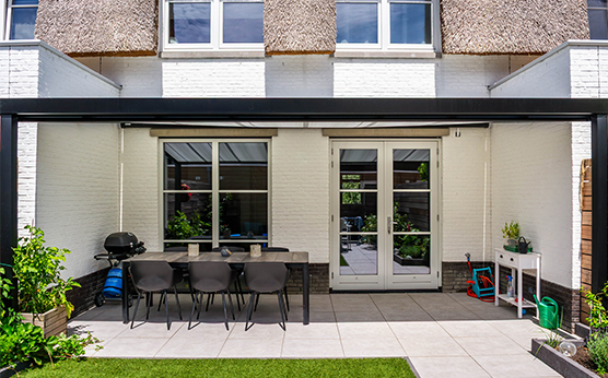 Overkapping met glazen dak en onderdakzonwering – op maat gemaakt – Van Beem Buitenleven