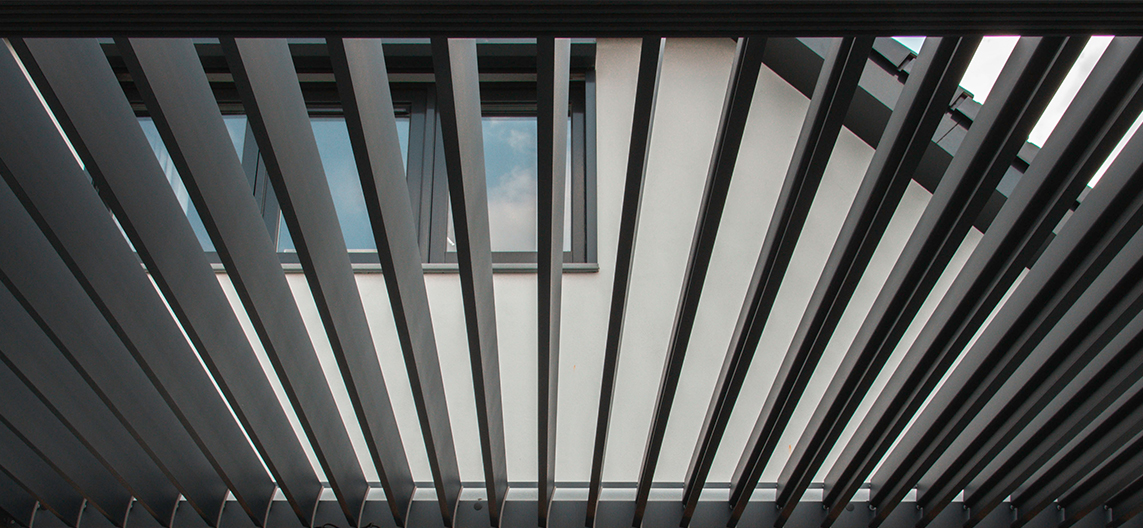 Overkapping met lamellendak aan gevel voor luxe terrasoverkapping