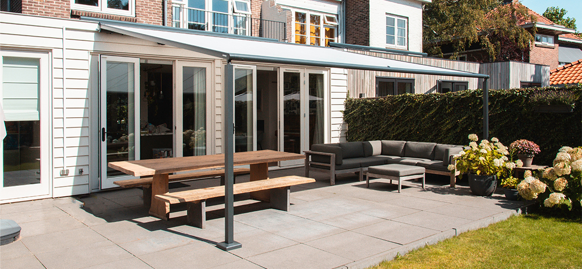 Aluminium pergola met zonnescherm in antraciet voor luxe terras