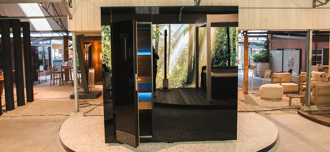 Spiegelende Flachau sauna met zwart glas voor luxe wellness in de tuin