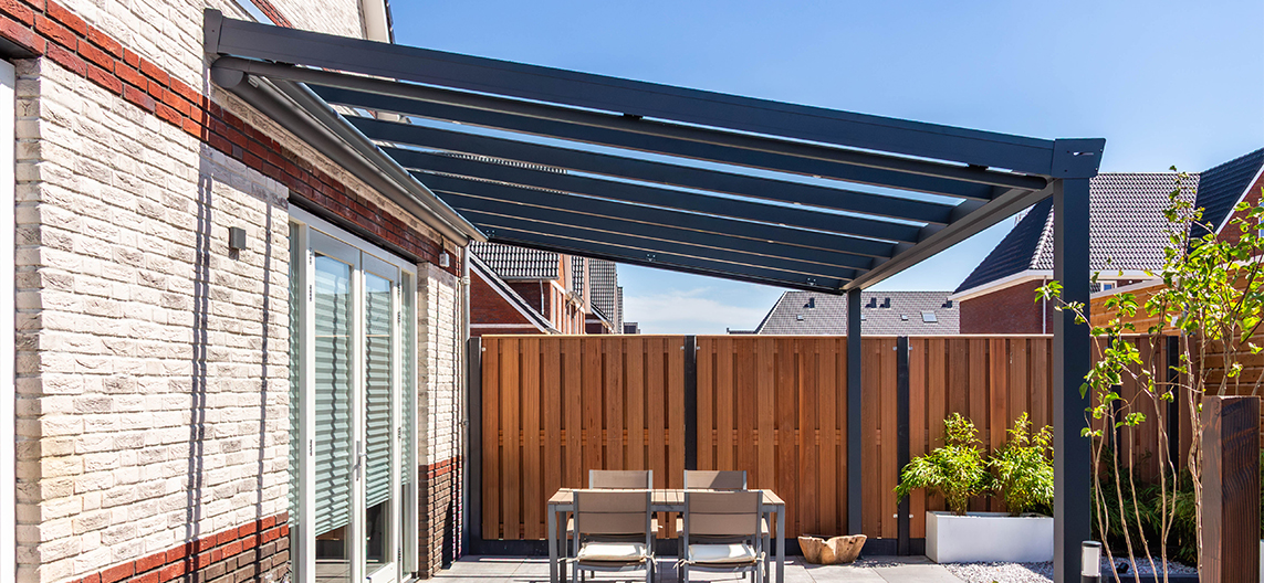 Antraciet veranda met glazen dak 500 cm breed en 350 cm diep