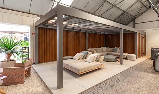 Overkapping met glazen dak en berging met houtlook lattenpanelen van Van Beem Buitenleven