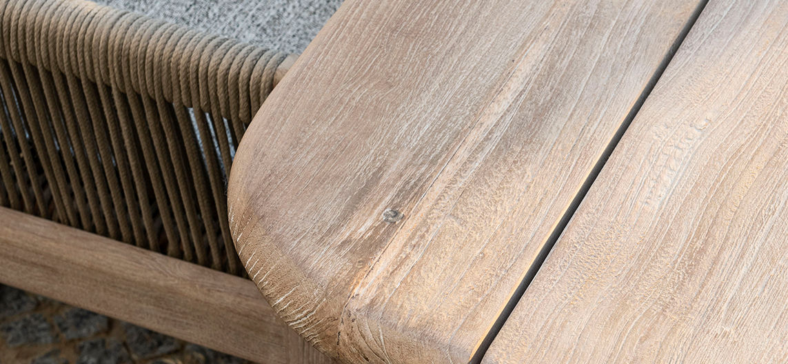 Detail van Gommaire Carlo low dining table van teak hout voor luxe tuin en terras