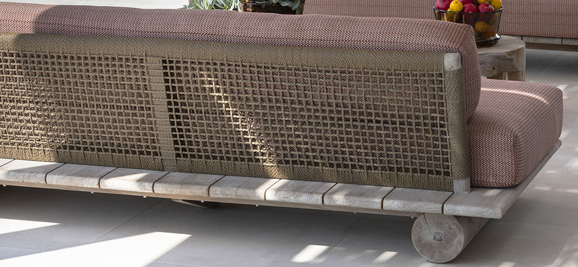 Detail van Gommaire Edge sofa lounge van teak voor luxe tuin en terras