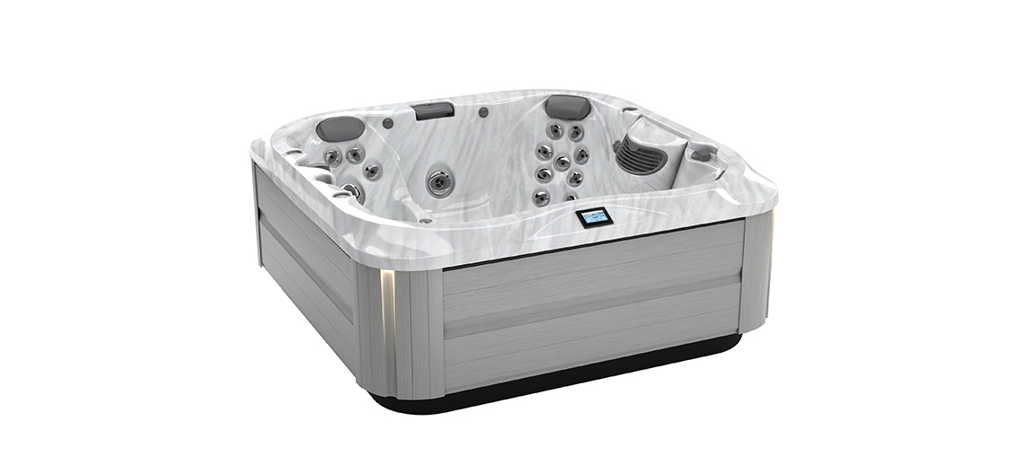 Jacuzzi J-335 uit de J-300 collectie voor luxe wellness in de tuin