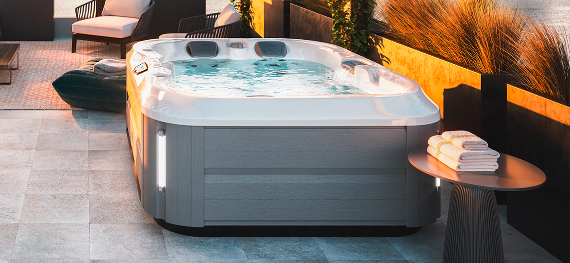 Jacuzzi J-315 spa op terras in de tuin voor luxe wellness buiten
