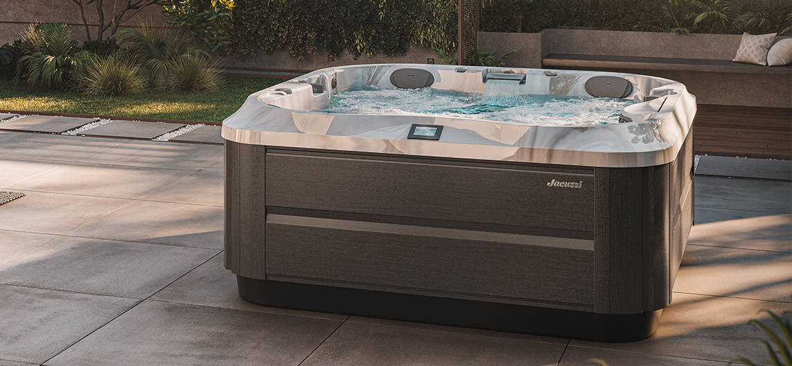 Jacuzzi J-332 spa op terras met ligplaatsen voor luxe wellness in de tuin