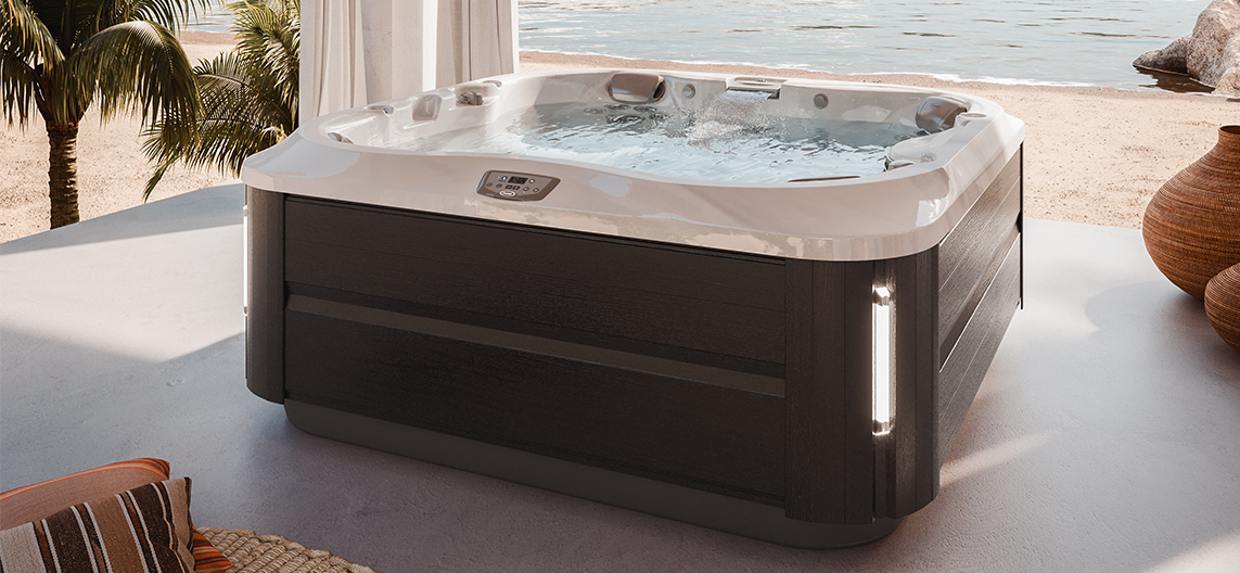Jacuzzi J-335 spa op terras in de tuin voor luxe wellness buiten