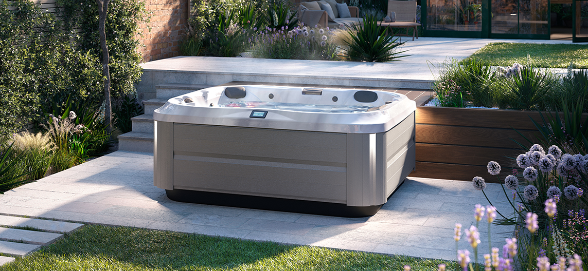 Jacuzzi J-355 spa op terras in de tuin voor luxe wellness buiten