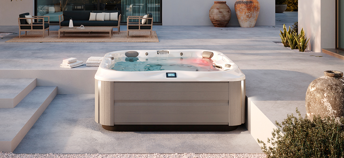 Jacuzzi J-375 spa op terras in de tuin voor luxe wellness buiten