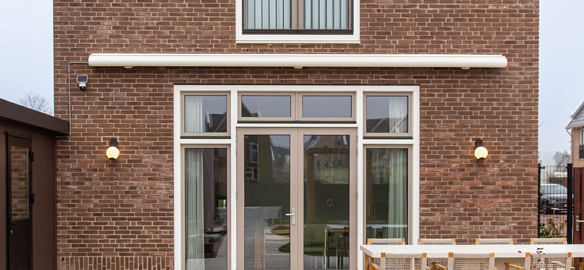 Markilux model 5010 knikarm zonnescherm met gesloten cassette voor luxe terras zonwering