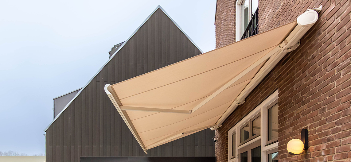 Markilux model 5010 knikarm zonnescherm zijkant cassette voor luxe terras zonwering