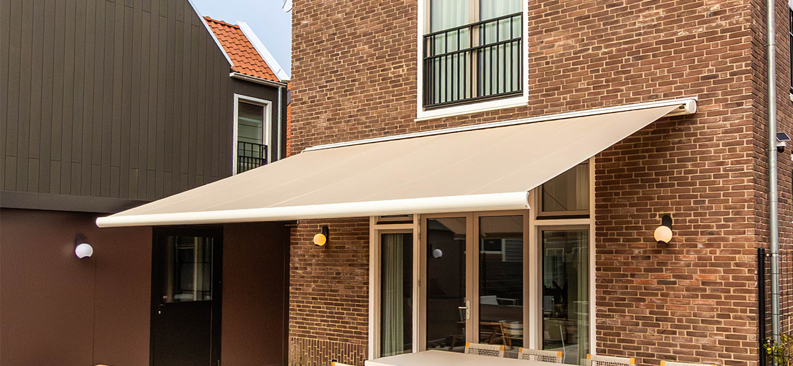 Markilux model 5010 knikarm zonnescherm voor luxe terras zonwering