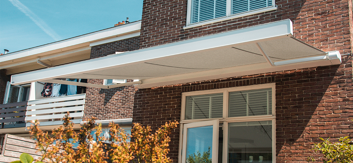 Markilux model 970 knikarmscherm zonwering in crèmewit voor luxe terras