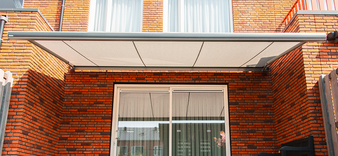 Markilux MX-3 knikarm zonnescherm antraciet met beige doek voor luxe terras zonwering