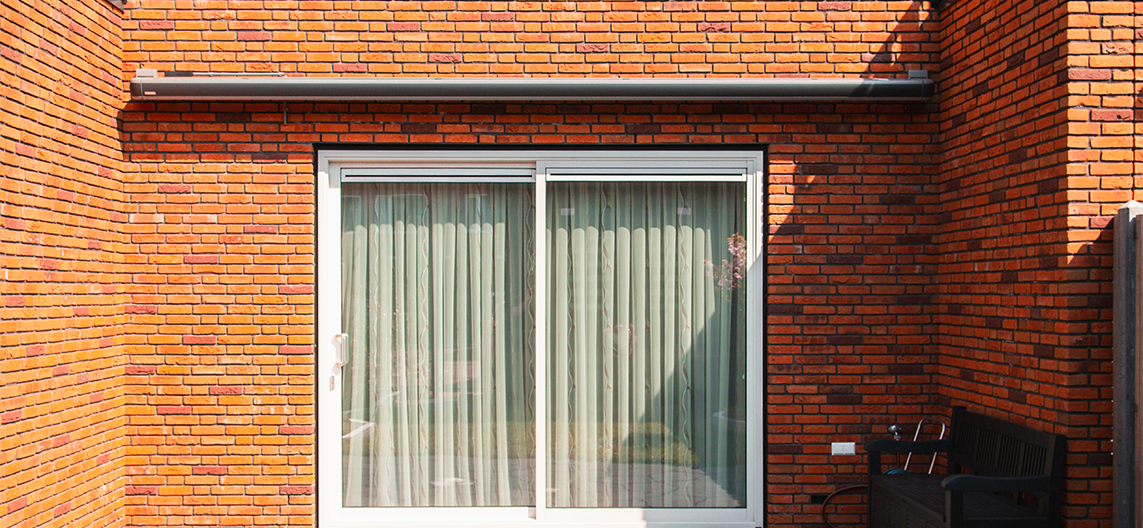 Alt-tekst (SEO geoptimaliseerd) Markilux MX-3 knikarm zonnescherm met gesloten cassette voor luxe terras zonwering