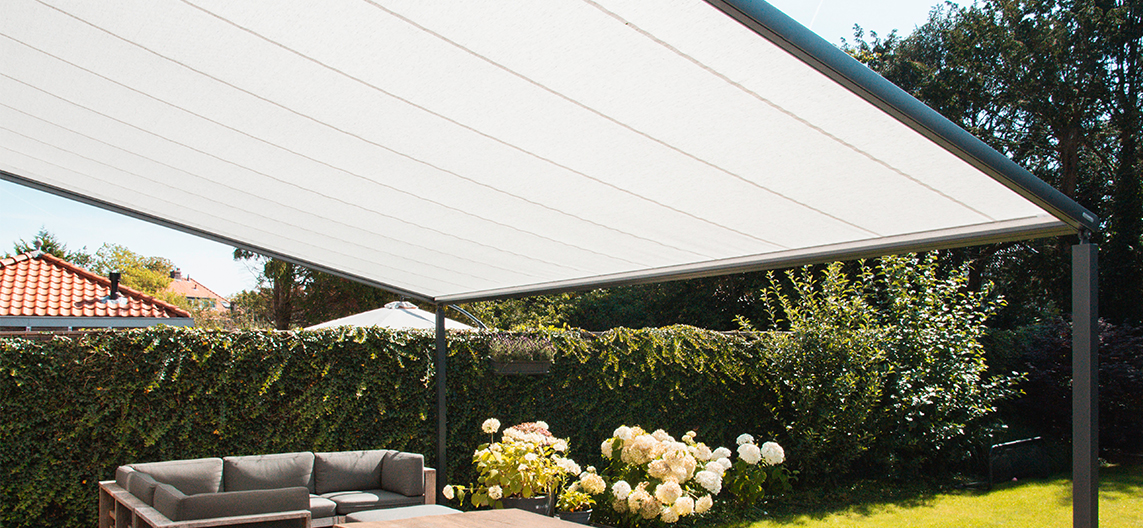 Pergola zonnescherm op staanders aluminium antraciet voor luxe terras zonwering