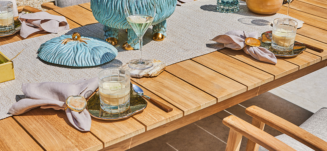 SUNS Erice teak dining table: a luxurious dining table for the garden and patio