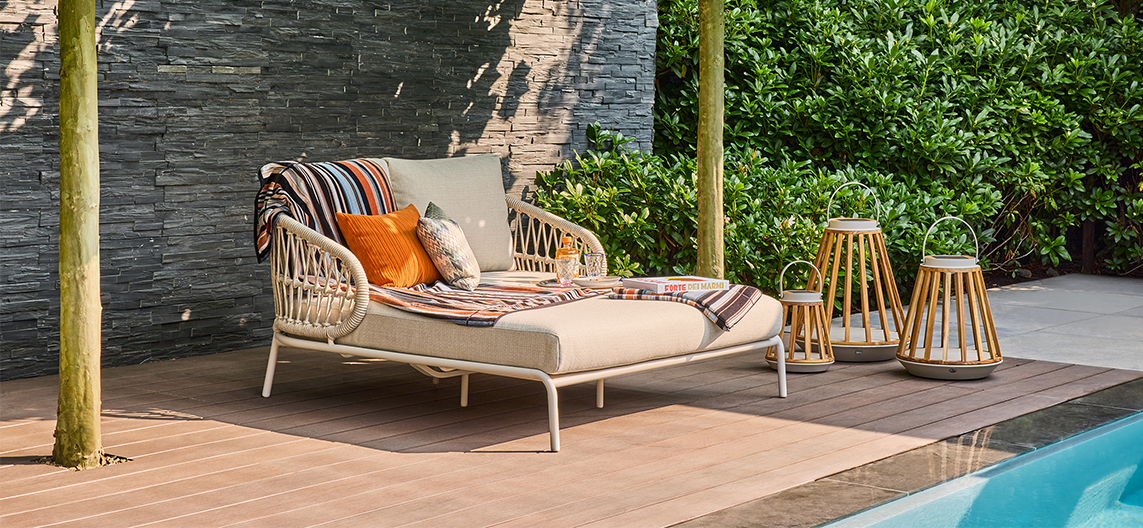 SUNS Tosca double lounger in the luxurious garden and on the terrace