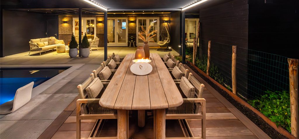 Gommaire Carlo diningset onder lamellendak in de avond voor luxe tuin en terras