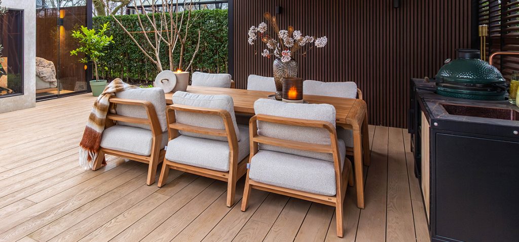 Suns Basta diningset in teakhout bij Roostr buitenkeuken voor luxe tuin en terras