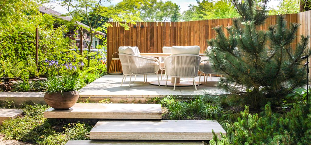 Suns Dolce low dining chair aan Grado low dining table met Kate lantaarn bij Van Beem Buitenleven
