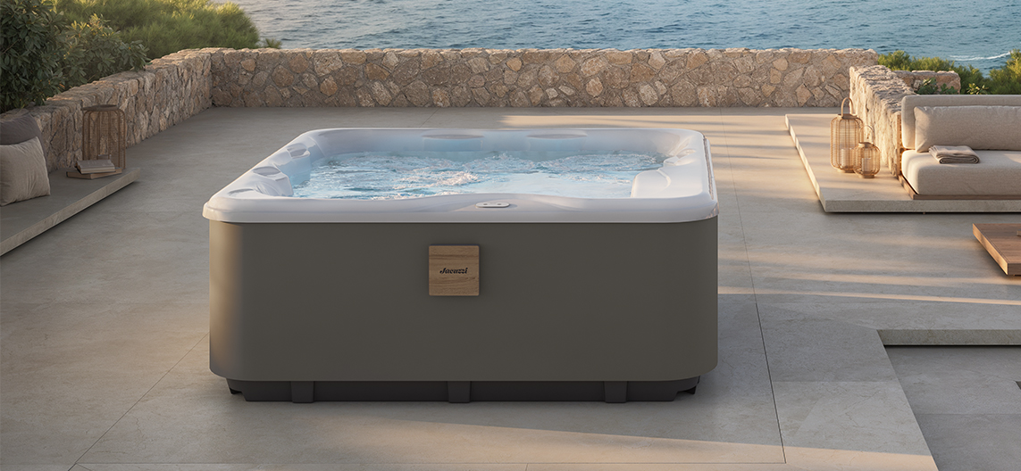 Jacuzzi Lodge model L in Quartz Grey voor luxe wellness in de tuin