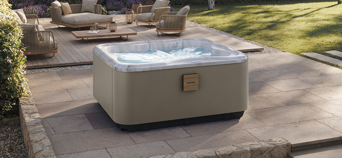 Jacuzzi Lodge model M in beige voor luxe wellness in de tuin