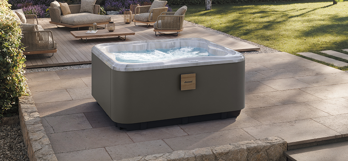 Jacuzzi Lodge model M in Quartz Grey voor luxe wellness in de tuin