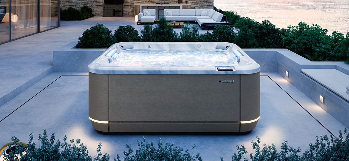 Jacuzzi J5 collectie model J508L in de tuin voor luxe wellness buiten