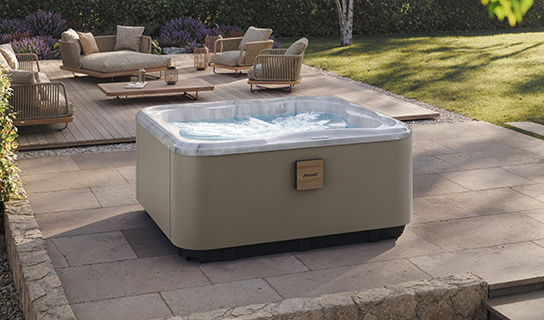 Jacuzzi Lodge model M spa voor luxe wellness in de tuin