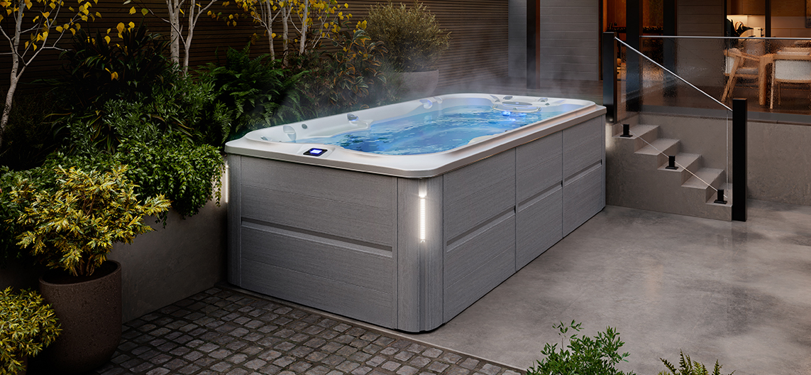 Jacuzzi J-14 PowerPro zwemspa in Brushed Grey in de tuin voor luxe wellness en zwemmen buiten