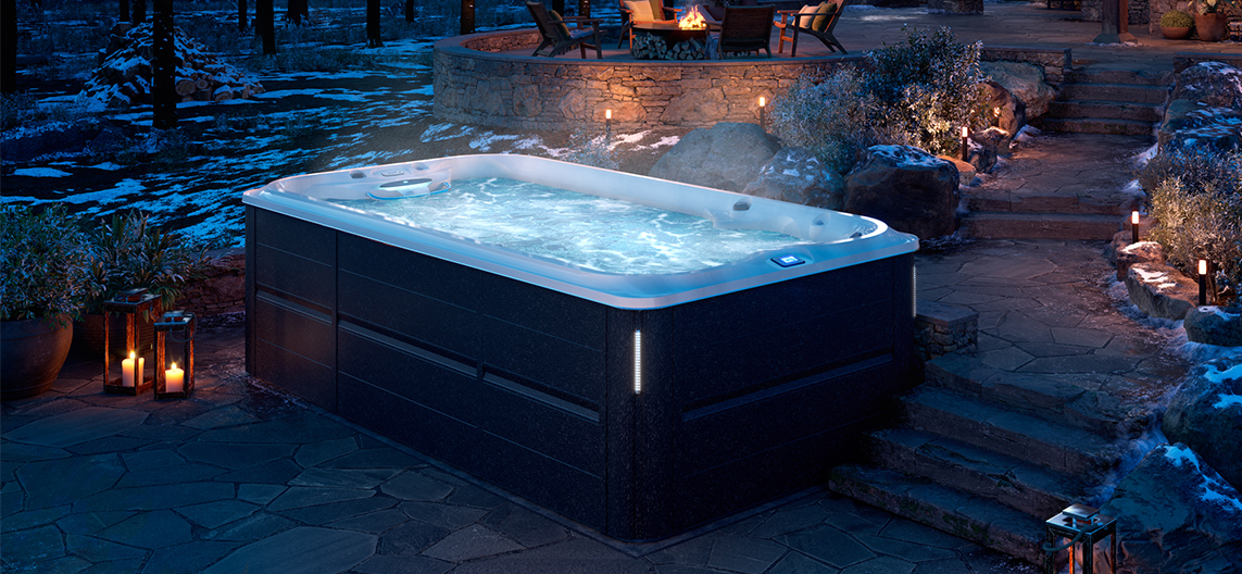 Jacuzzi J-16 PowerActive zwemspa in Smoked Ebony in de tuin voor luxe wellness en zwemmen buiten