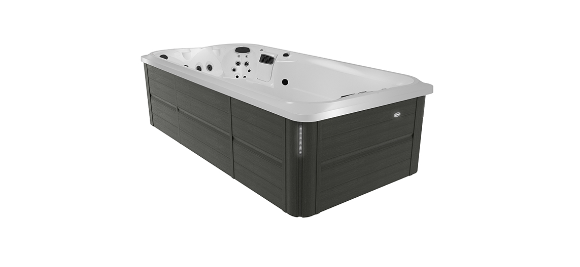 Jacuzzi J-16 PowerActive zwemspa in Smoked Ebony voor luxe wellness en zwemmen in de tuin
