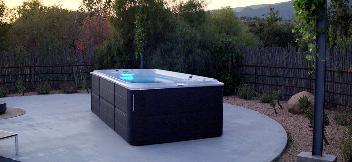 Jacuzzi J-16 PowerPro zwemspa in Smoked Ebony voor luxe wellness en zwemmen in de tuin