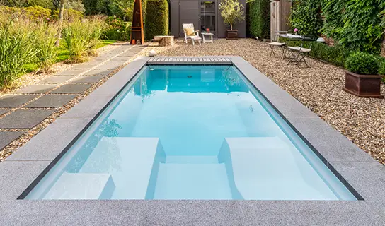 LPW Pools Stark monoblok zwembad met strak design in moderne tuin