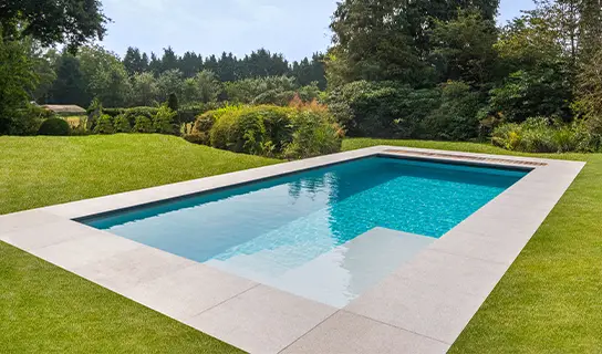 LPW Pools Zenn monoblok zwembad met geïntegreerde loungezone in luxe tuin