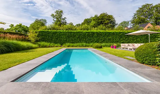 LPW Pools ZK12 monoblok zwembad met extra lange zwemruimte in moderne tuin