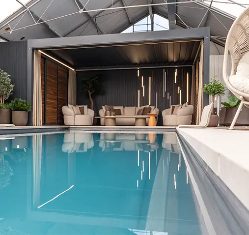 Zwembad in showroom Van Beem Buitenleven